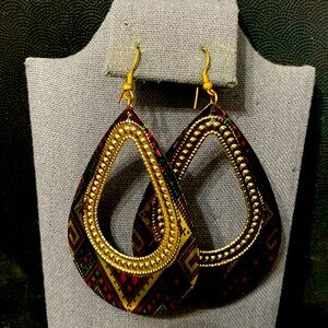 Dangling engraved Metal & design enamel pierced Earrings